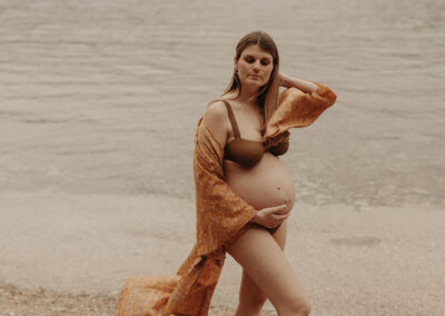 Shooting photos de grossesse sur la plage réalisé par Lesley S. Photography basé dans Les Landes