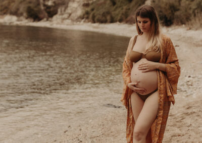 Shooting photos de grossesse sur la plage réalisé par Lesley S. Photography basé dans Les Landes