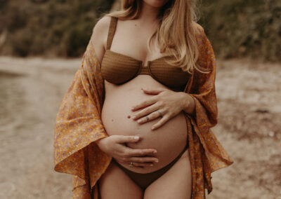 Shooting photos de grossesse sur la plage réalisé par Lesley S. Photography basé dans Les Landes